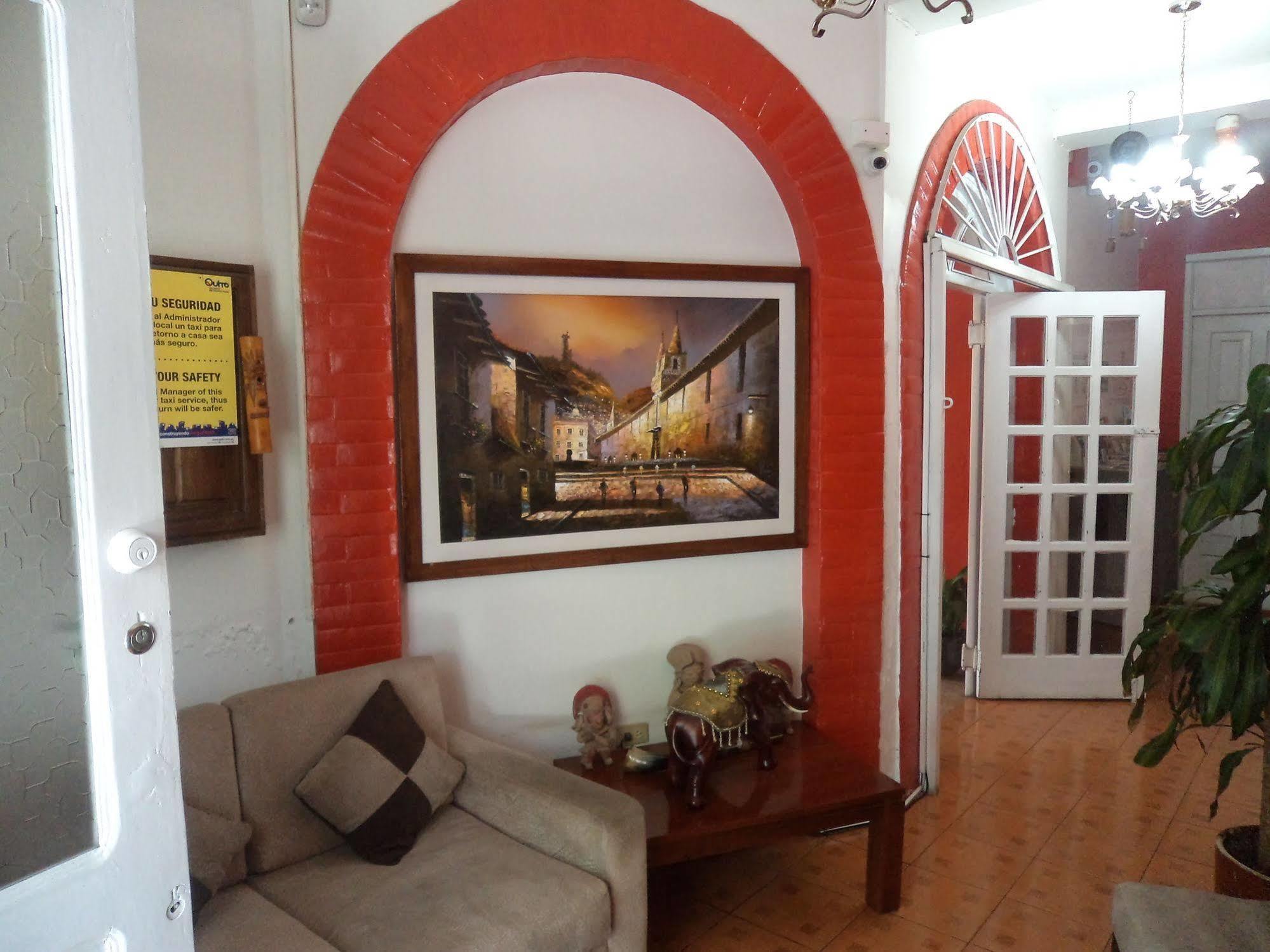 Hostal Imperial Quito Esterno foto