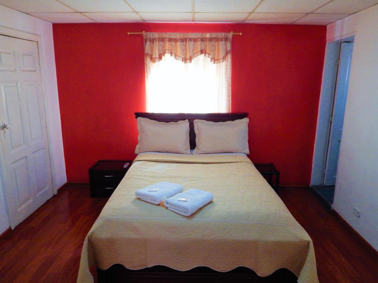 Hostal Imperial Quito Esterno foto