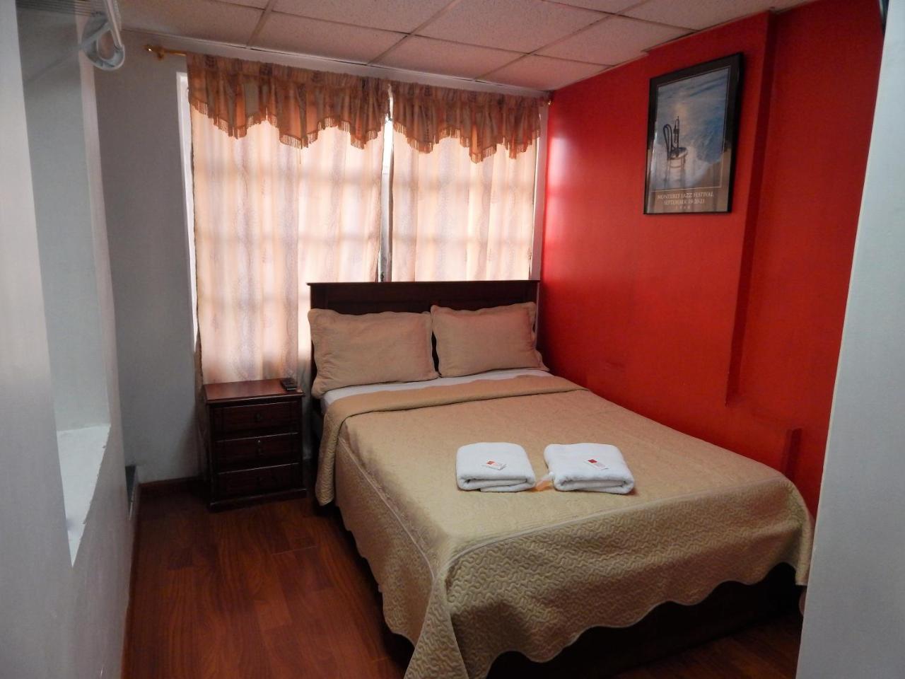 Hostal Imperial Quito Esterno foto
