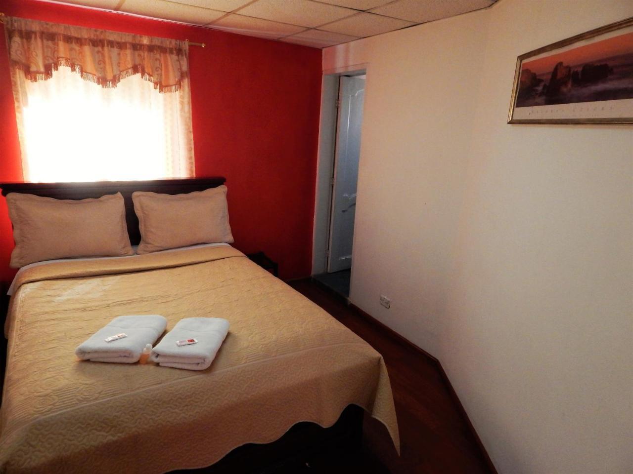 Hostal Imperial Quito Esterno foto